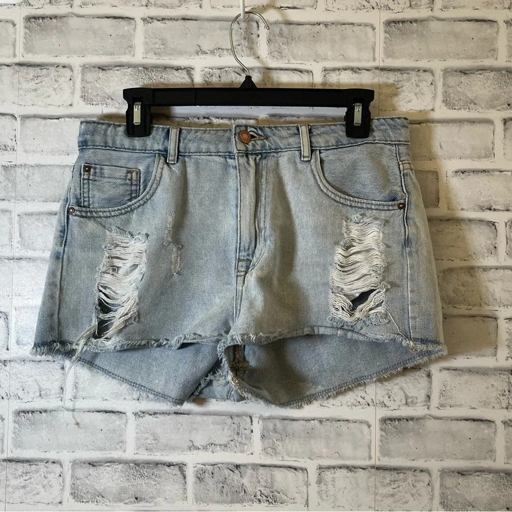 Women’s ZARA jean shorts light wash distressed size 6